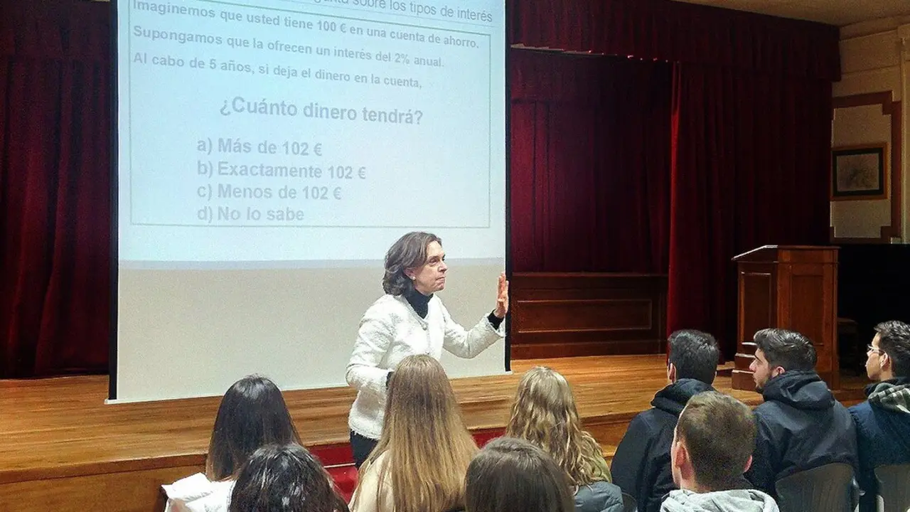 Una de las conferencias del programa 'Preparados para dar el salto' impartidas en anteriores ediciones del programa de educaci&oacute;n financiera. / Mundiario