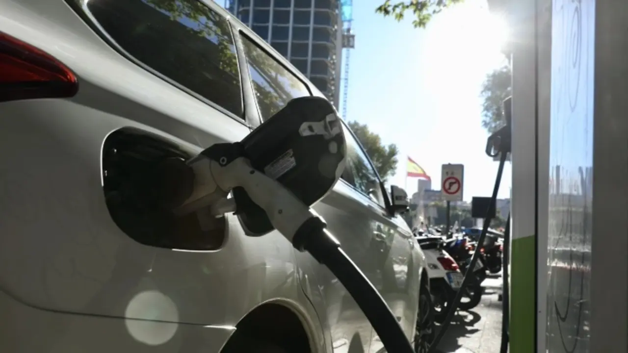 Un coche enchufado en un punto de recarga / RR SS.