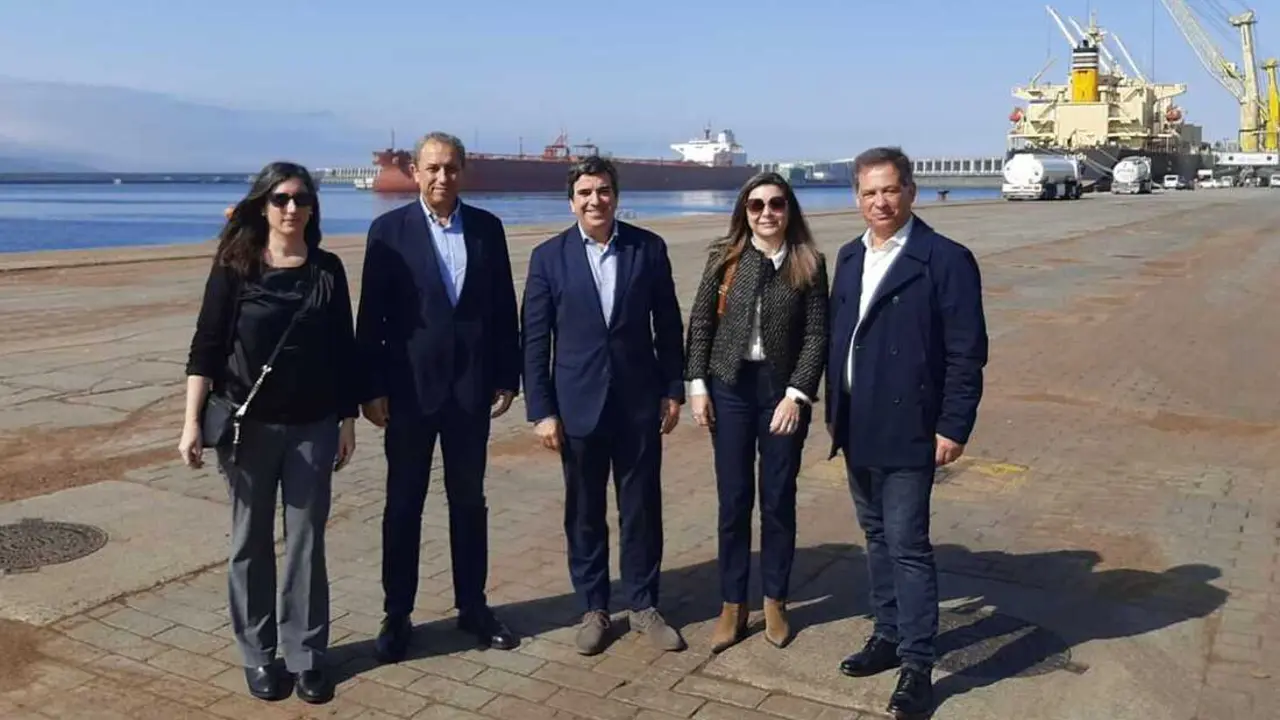Visita de una delegaci&oacute;n del puerto luso de Aveiro a Punta Langosteira. / Mundiario