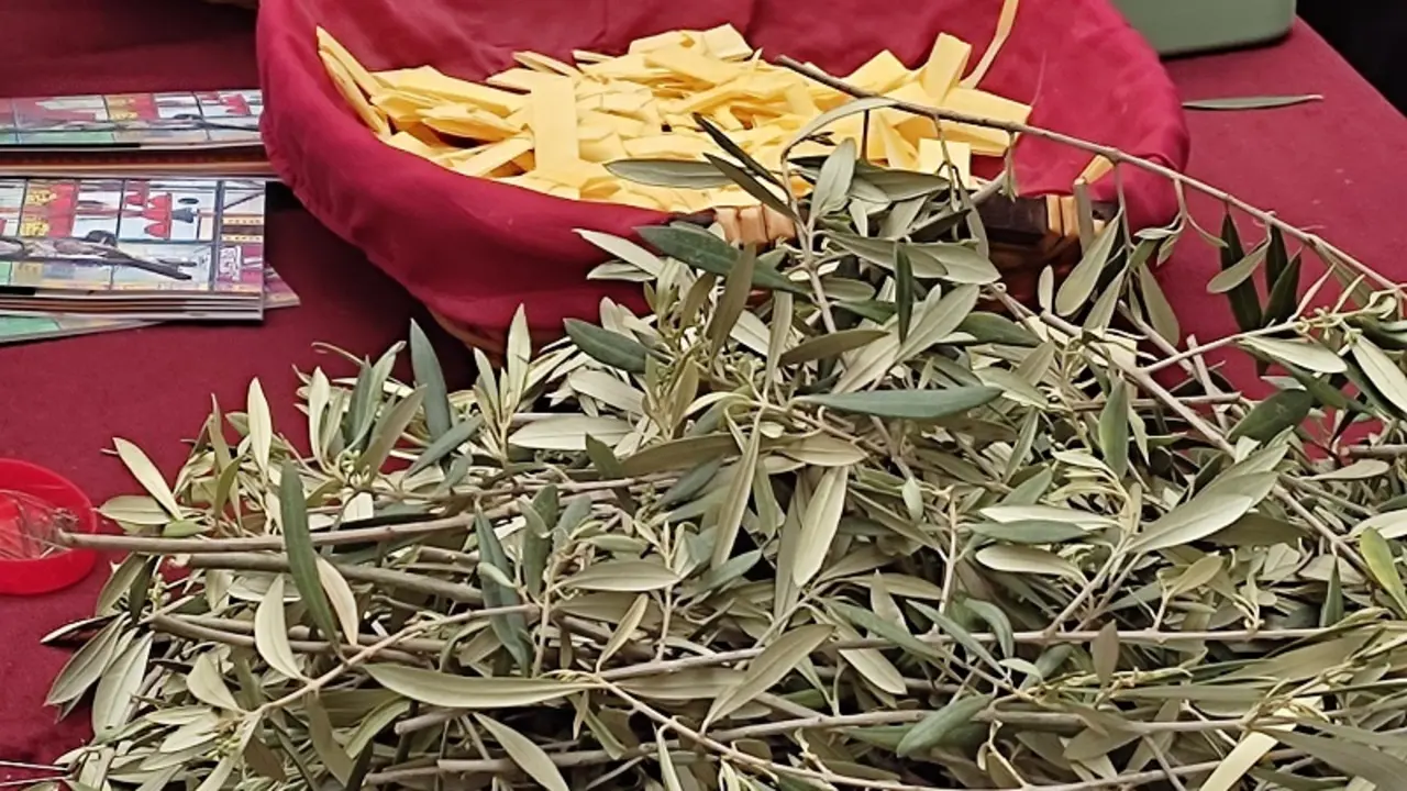 Cruces de palma y ramas de olivo