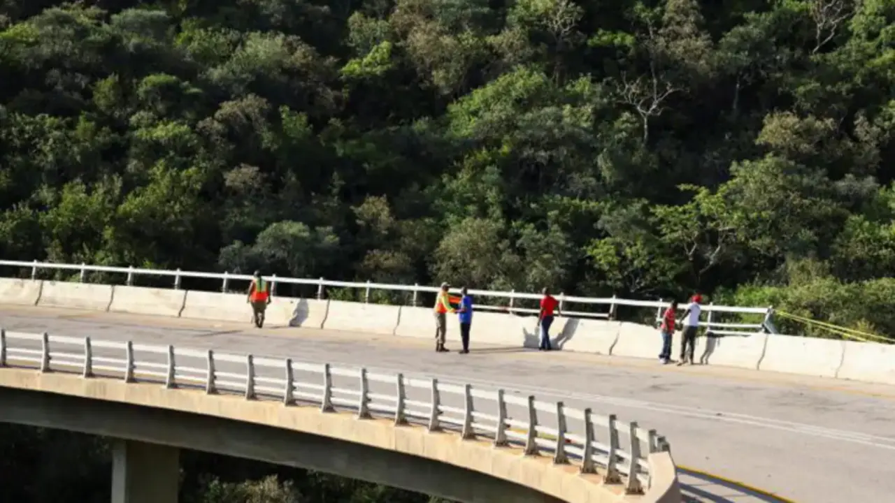 Operarios en el puente de Mamatlakala, en Limpopo, Sud&aacute;frica. / RR.SS