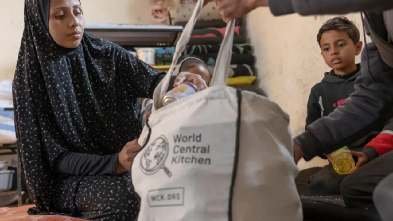 La ONG  World Central Kitchen entrega ayuda humanitaria en Gaza.  / X @WCKitchen