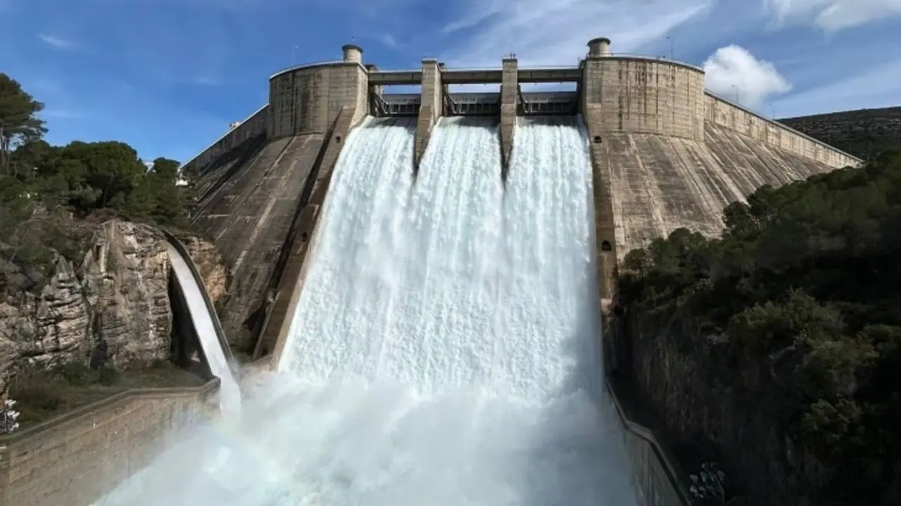 Embalse de El Grado soltando agua. / RR SS.