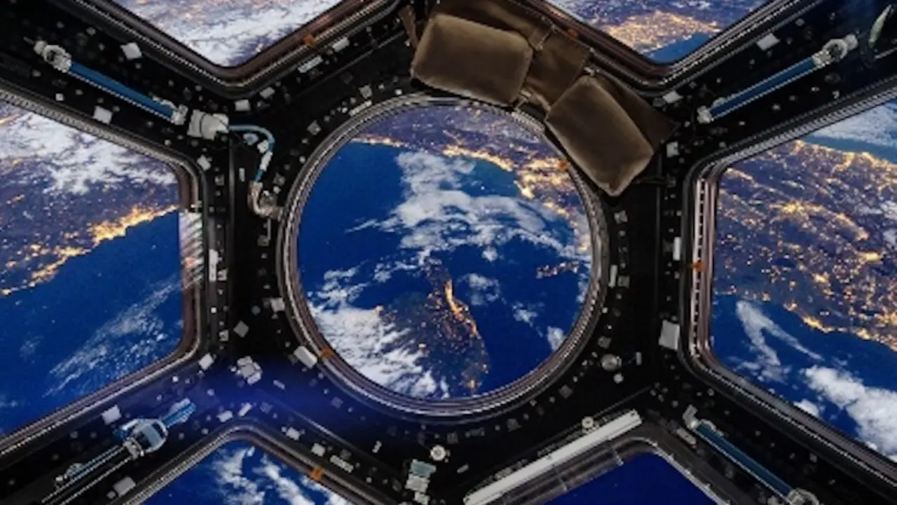 El espacio visto desde una nave.