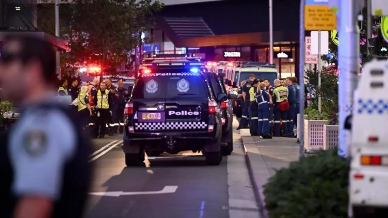 La Polic&iacute;a acude al centro comercial atacado en S&iacute;dney, Australia. / RR SS.