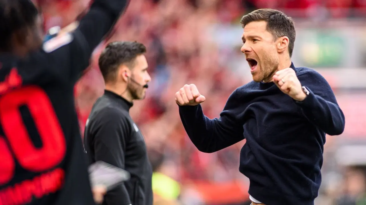 Xabi Alonso, entrenador campe&oacute;n de la Bundelisga. @bayer04fussball