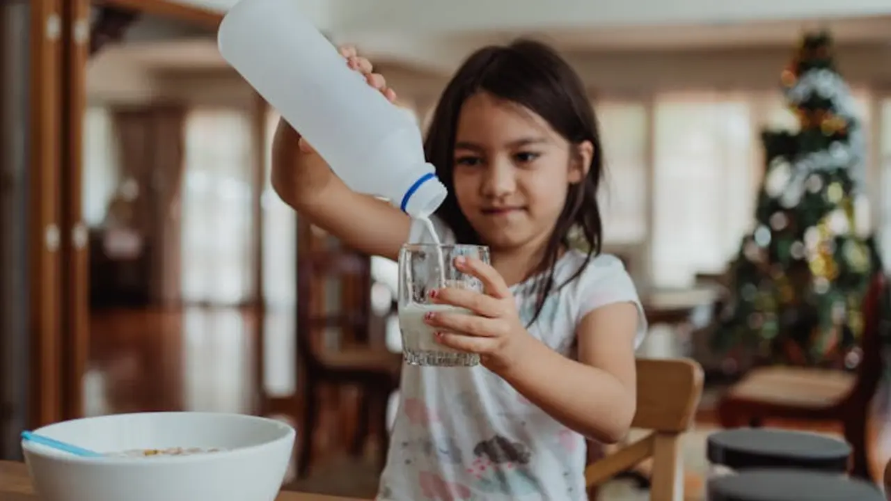 Un ni&ntilde;o tomando leche. / Pexels.com.