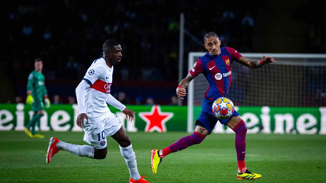 Demb&eacute;l&eacute; y Raphinha disputando un bal&oacute;n durante el juego entre el FC Barcelona y el PSG. / @fcbarcelona