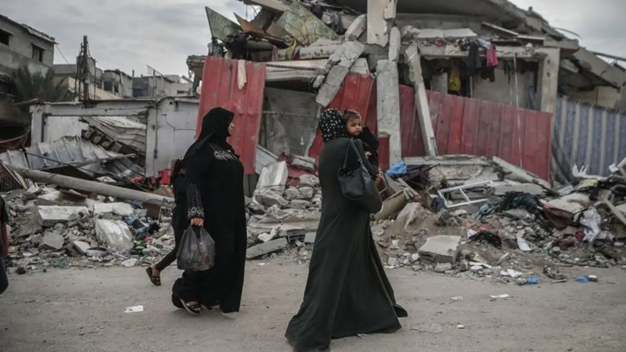 Mujeres supervivientes de los ataques israel&iacute;es caminan por las calles de la destruida ciudad de Gaza. / UNDP.