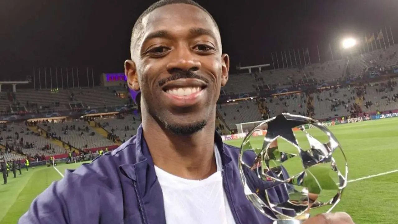 Demb&eacute;l&eacute; mostrando el trofeo al Jugador M&aacute;s Valioso del partido entre el FC Barcelona y el PSG. /  @o.dembele7