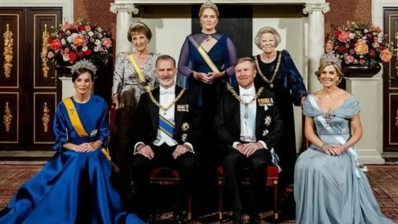 Los Reyes Felipe VI y Letizia, junto a los Reyes Guillermo Alejandro y M&aacute;xima, la princesa Amalia, la princesa Beatriz y la princesa Margarita. / RR SS.