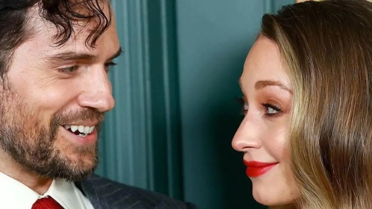 Henry Cavill y su novia Natalie Viscuso. / RRSS.