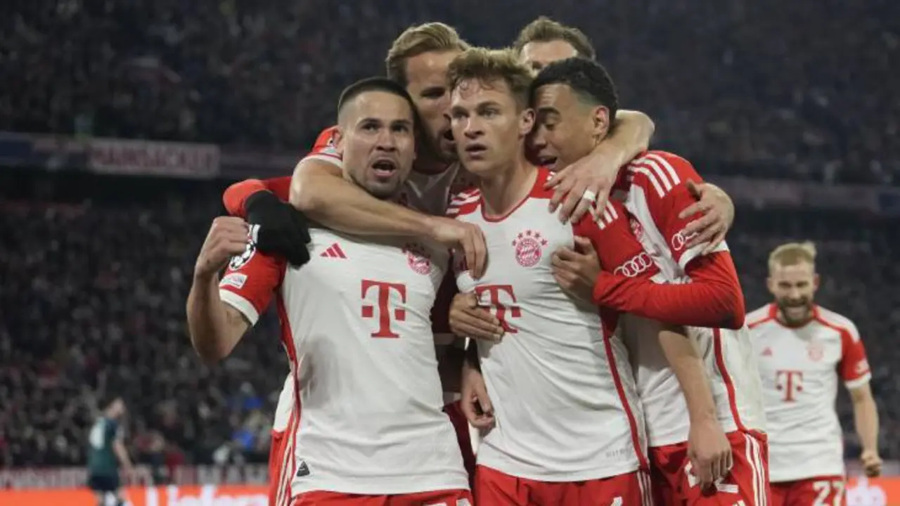 Los futbolistas del Bayern celebrando el gol de Kimmich en el minuto 64. /    @fcbayernes