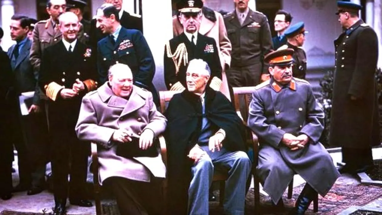 Churchill, Roosevelt y Stalin en Yalta. / RR SS.