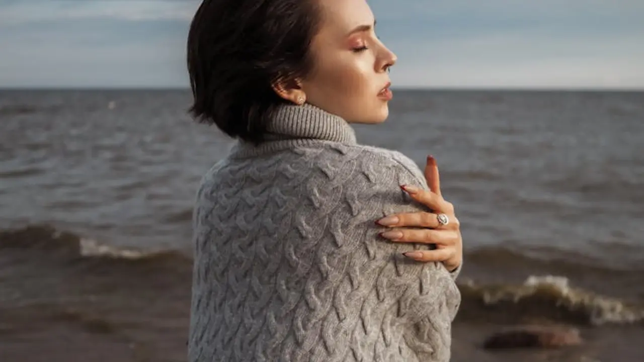 Una mujer abraz&aacute;ndose a s&iacute; misma. / Pexels.com.