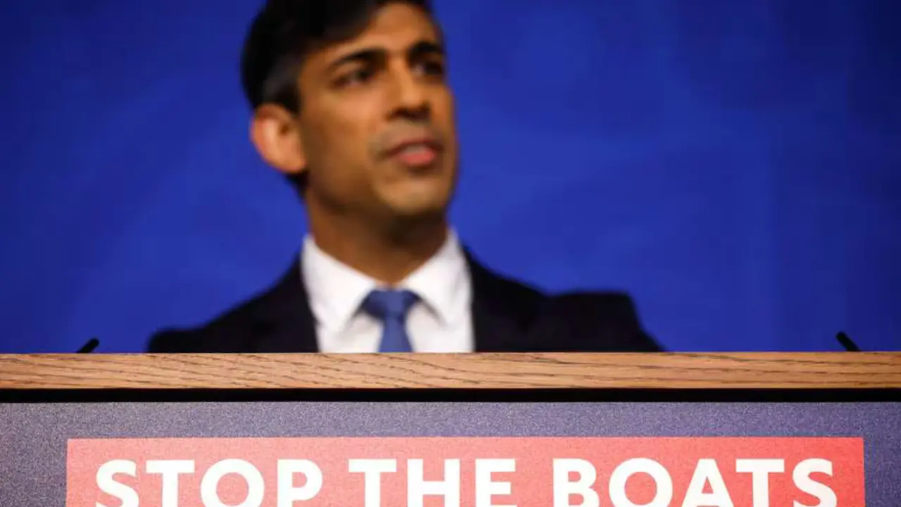 Rishi Sunak, primer ministro del Reino Unido y el eslogan detengan los botes . / RR.SS