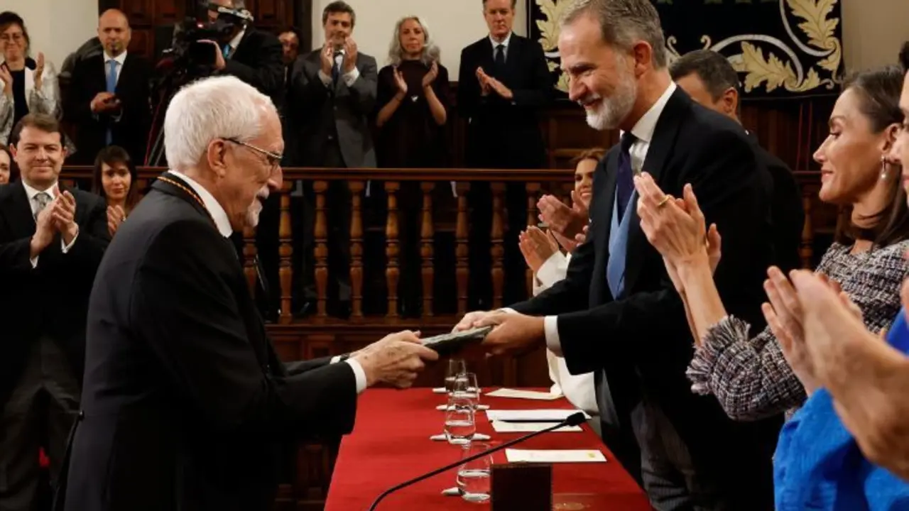 Luis Mateo D&iacute;ez, escritor, recibe el Premio Cervantes de parte del Rey Felipe VI. / @CasaReal.