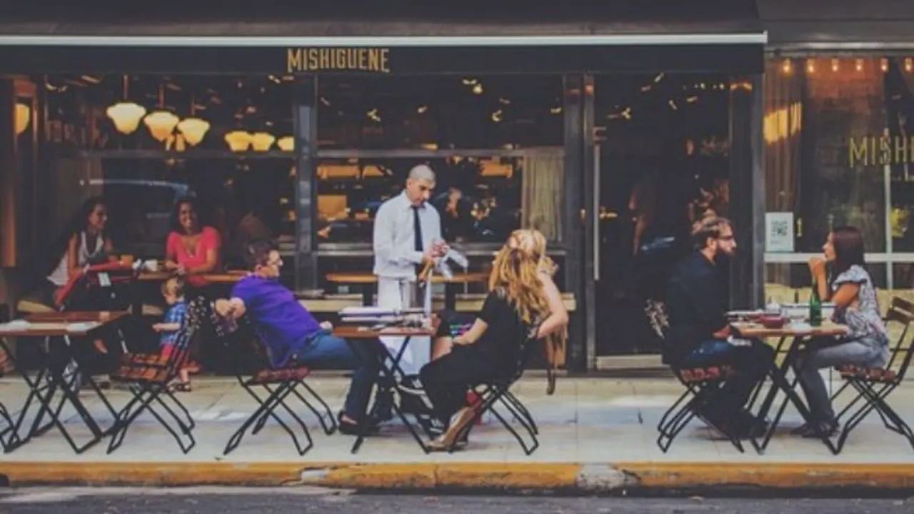 Un mesero atendiendo a personas en un restaurante. / Pixabay.