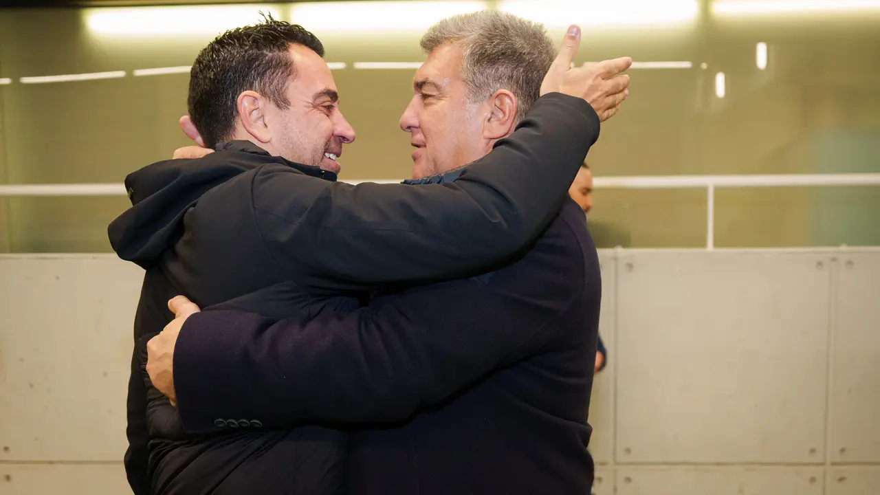 Abrazo entre Xavi Hern&aacute;ndez y Joan Laporta. / @FCBarcelona_es