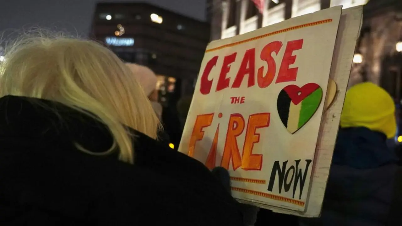 Manifestantes en Boston protestando por un alto el fuego en la guerra de Gaza. / Unsplash