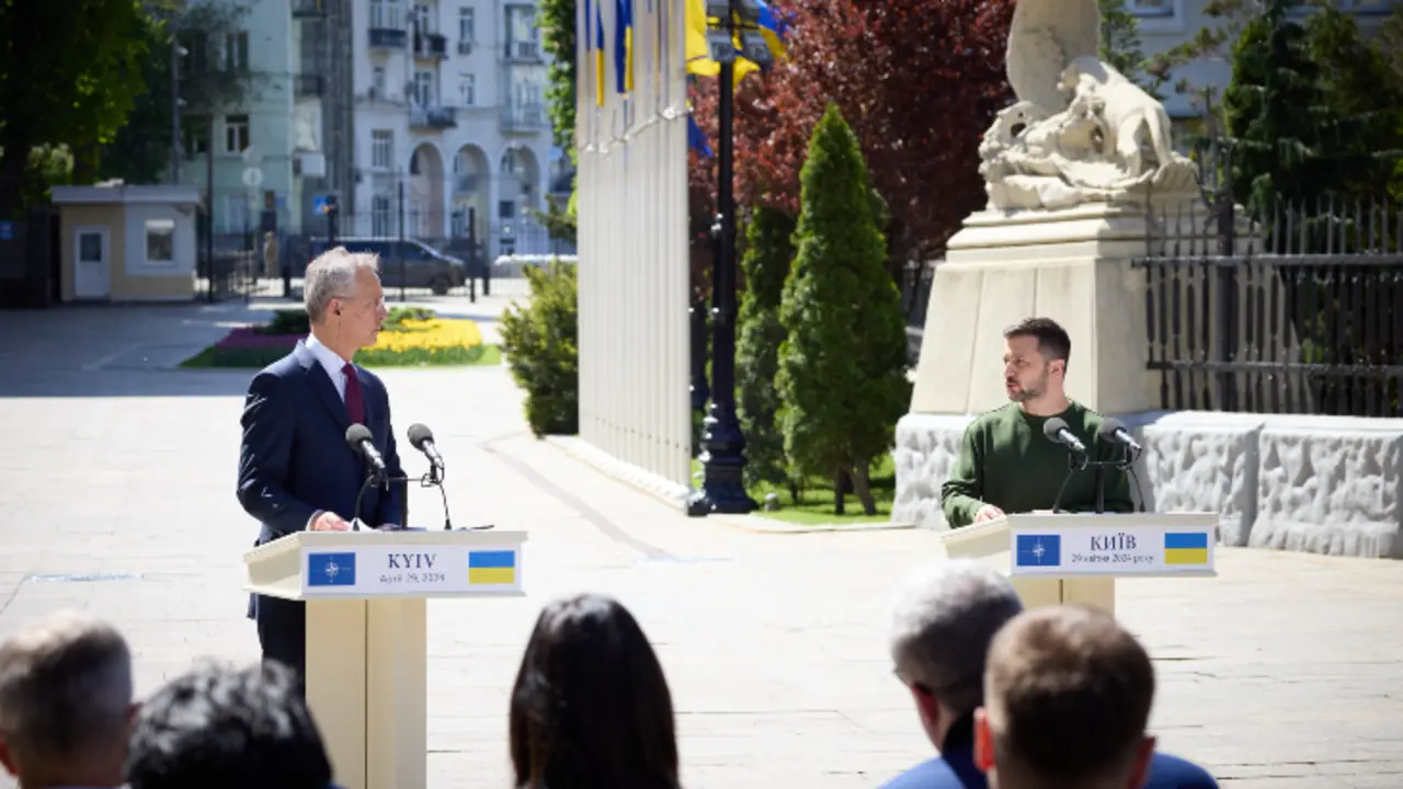 Jens Stoltenberg, secretario general de la OTAN y Volod&iacute;mir Zelenski, presidente de Ucrania. / RR.SS