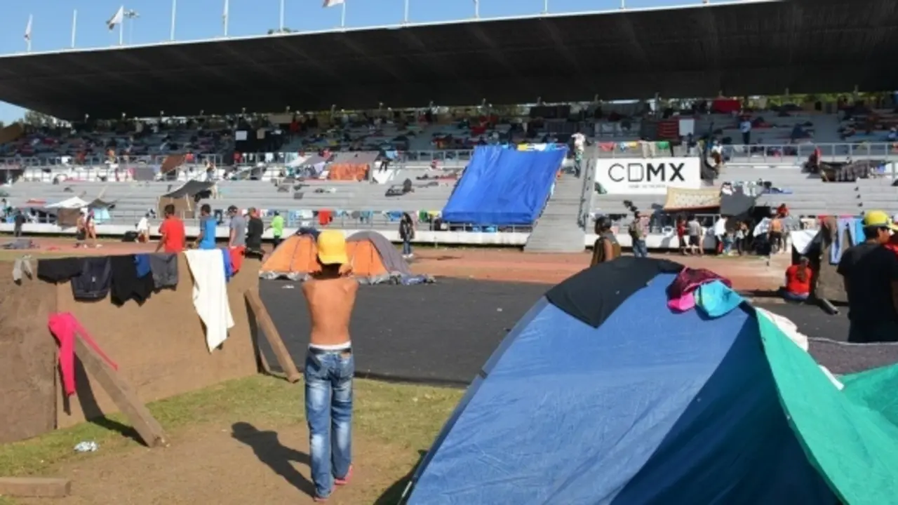 Caravana de migrantes centroamericanos instalados en un estadio en la Ciudad de M&eacute;xico. / Cinu M&eacute;xico.
