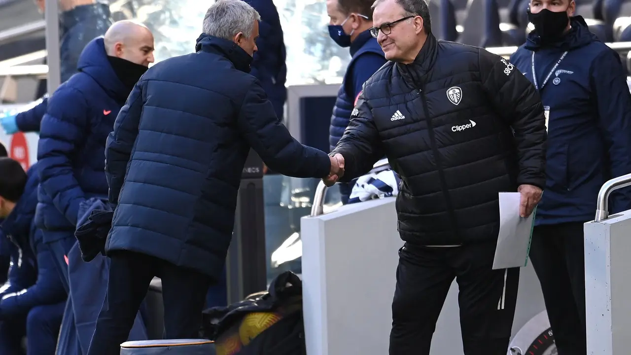 Mourinho y Bielsa salud&aacute;ndose antes de un partido. / @Twitter