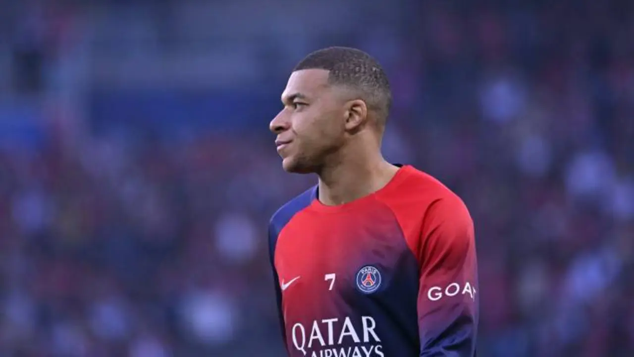Mbapp&eacute; durante el calentamiento previo al partido contra el Borussia Dortmund. /  @psg_espanol