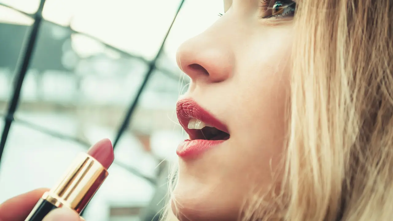 Una mujer con un labial. / RR SS.