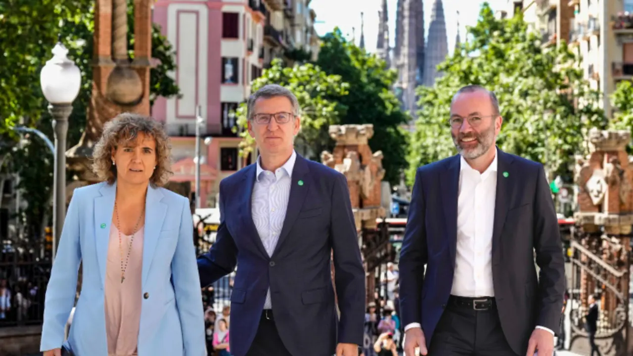 Dolors Montserrat, Alberto N&uacute;&ntilde;ez Feij&oacute;o y Manfred Weber en Barcelona. / PP