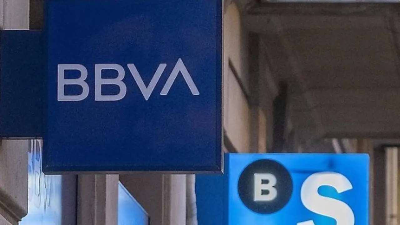 Logos de BBVA y Sabadell. / RR SS.