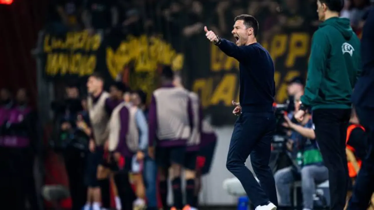 Xabi Alonso durante el partido entre el Bayer Leverkusen y la Roma. /  @bayer04fussball