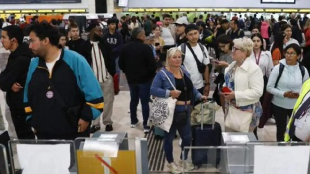 Un grupo de personas esperando en la estaci&oacute;n. / elnacional.cat