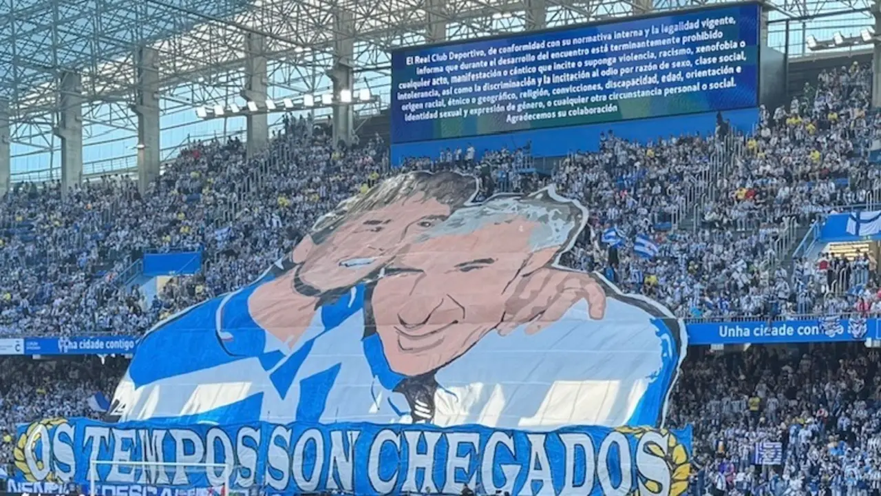 Vista de la grada de general del estadio Abanca Riazor en el partido Deportivo-Barcelona Atl&egrave;tic. / Mundiario