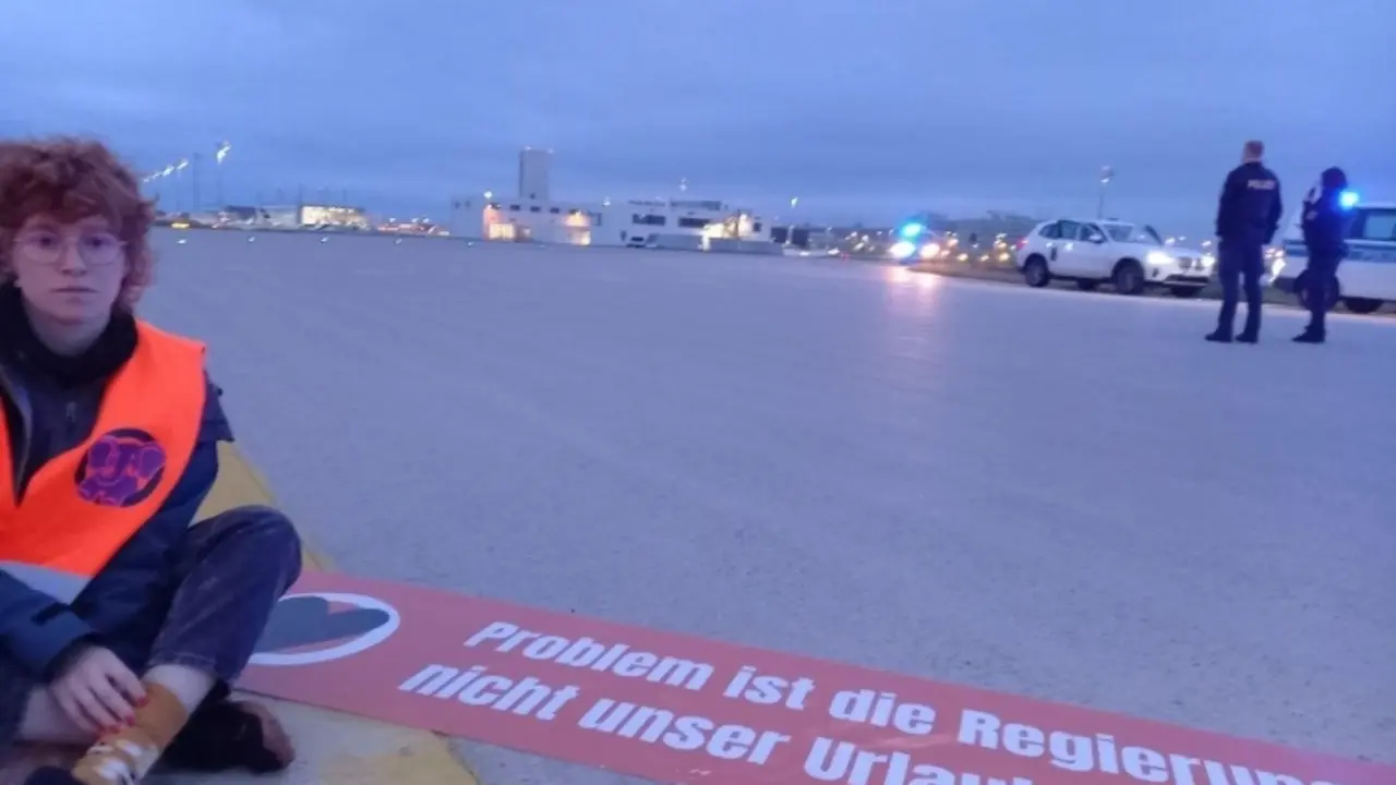 Un miembro de &Uacute;ltima Generaci&oacute;n bloquea una de las pistas del aeropuerto de M&uacute;nich, este s&aacute;bado. / &Uacute;ltima Generaci&oacute;n.