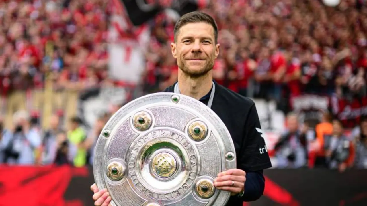 Xabi Alonso mostrando el trofeo que acredita al Leverkusen como campe&oacute;n de la Bundesliga. /   @bayer04_es