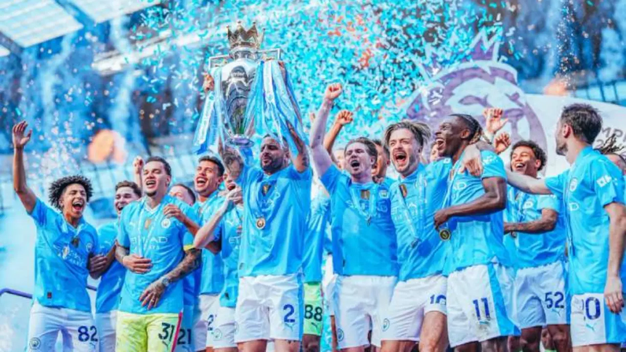 Los futbolistas del Manchester City celebrando la obtenci&oacute;n de la Premier League. / @mancity