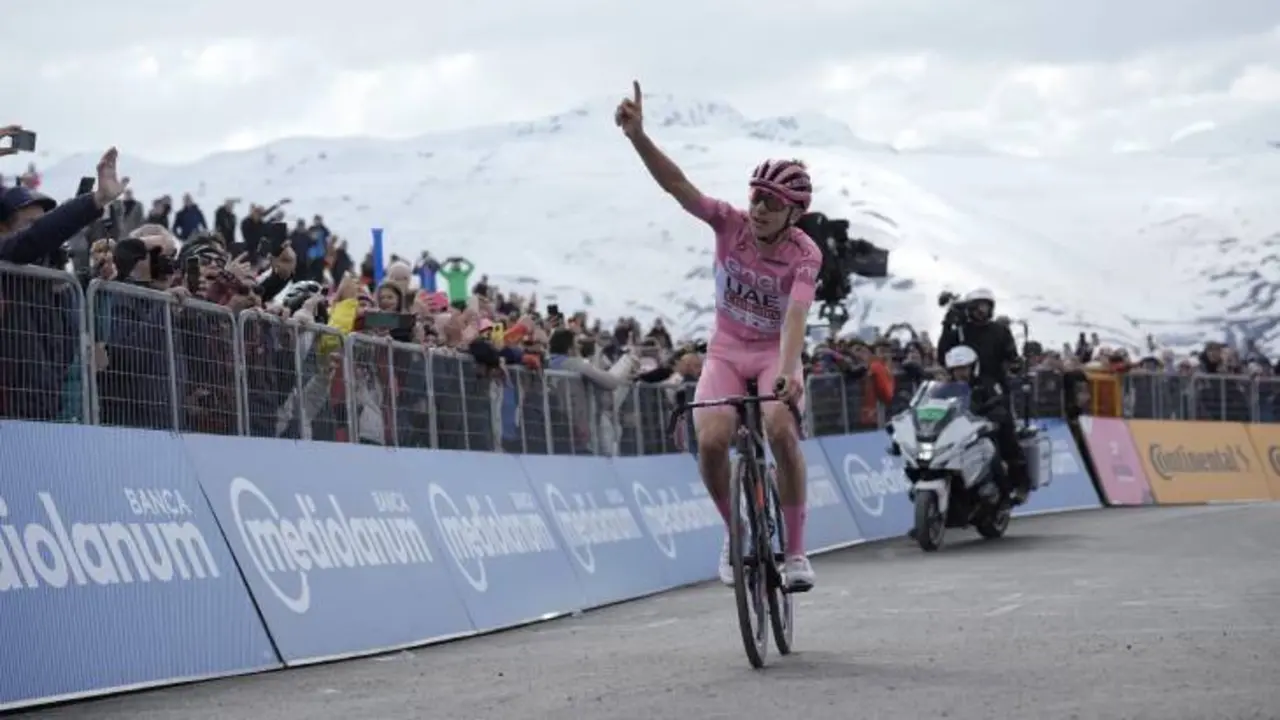 Tadej Pogacar disfrutando de su triunfo con el p&uacute;blico. /    @giroitalia