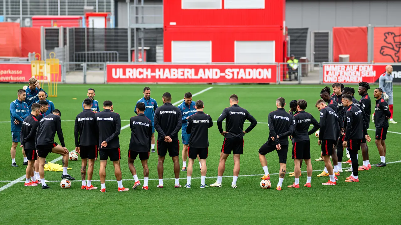 Plantilla del Bayer Leverkusen recibiendo indicaciones de Xabi Alonso. / @bayer04fussball