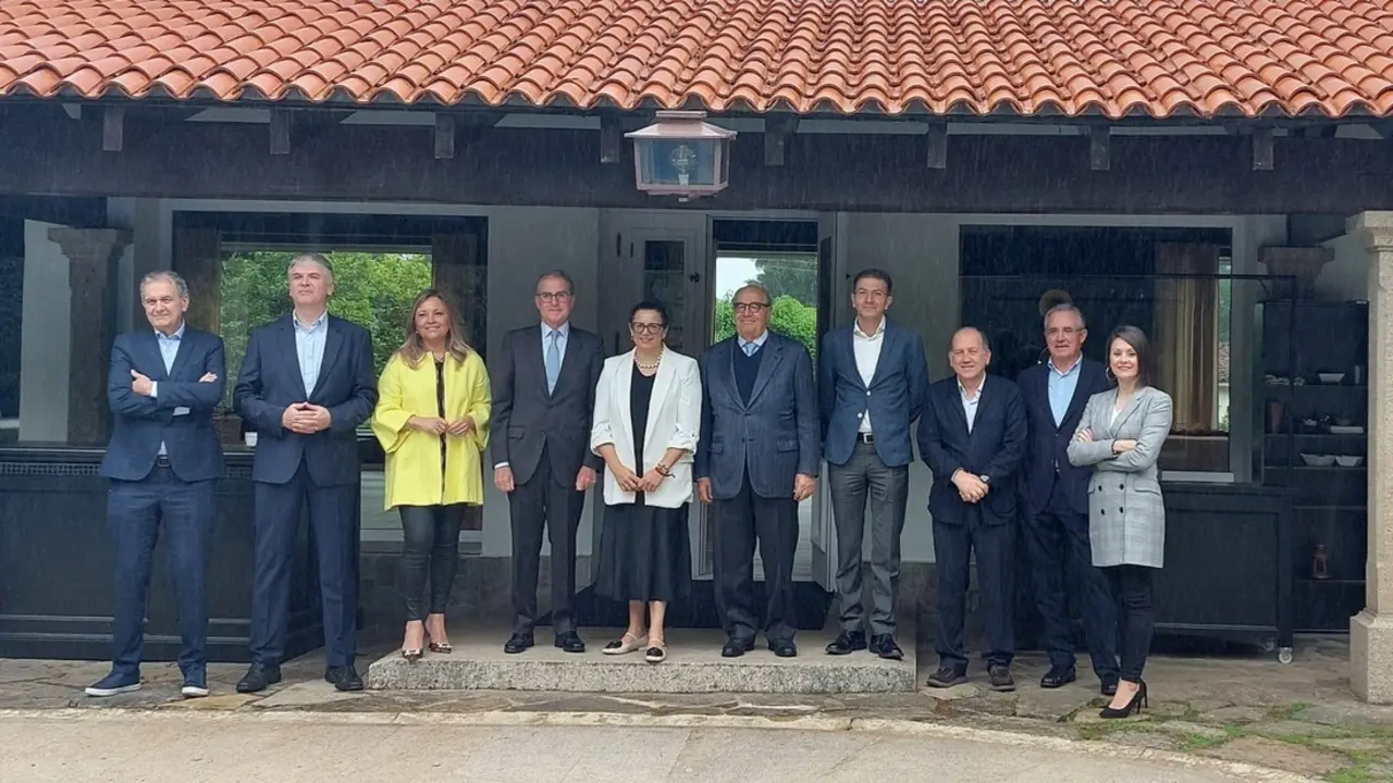 Jos&eacute; Mar&iacute;a G&oacute;mez y D&iacute;az-Castroverde con miembros del Foro Econ&oacute;mico de Galicia. / Mundiario