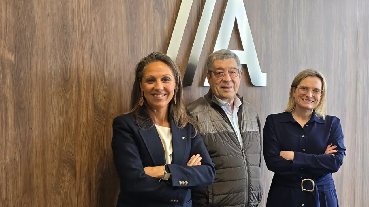 La directora de Banca de Particulares de Abanca, B&aacute;rbara Gonz&aacute;lez Sanrom&aacute;n; el presidente de la FGC, Jos&eacute; Mar&iacute;a Seijas, y la directora territorial de Abanca en Lugo, Zaira Dapena, durante el acto de firma del acuerdo. / Mundiario