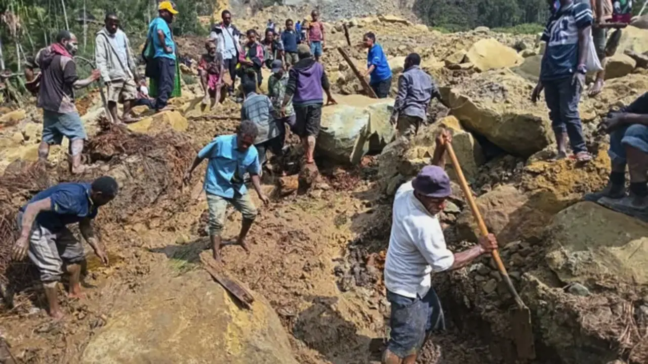 Residentes de Yambali en rescate de sus familiares. Pap&uacute;a Nueva Guinea. / RR.SS.