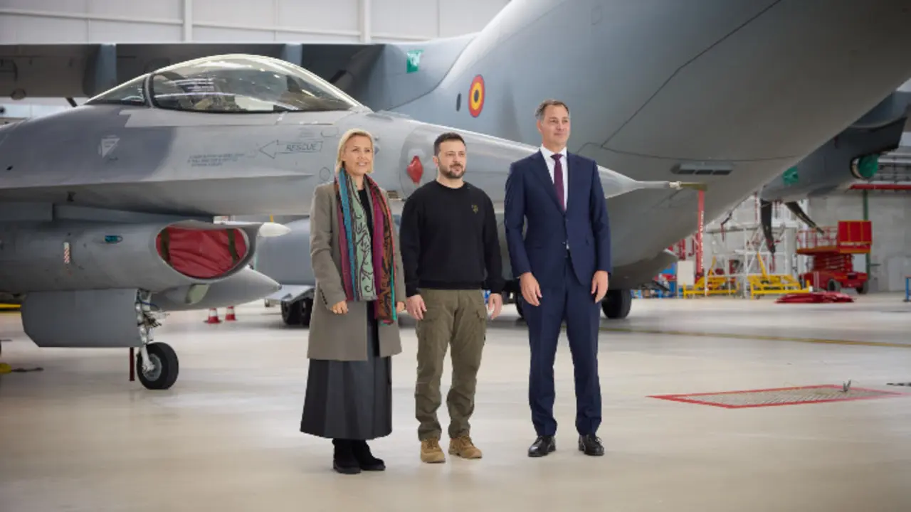 La ministra de Defensa belga, Ludivine Dedonder, Vold&iacute;mir Zelenski y  el primer ministro de B&eacute;lgica, Alexander De Croo. / RR.SS.