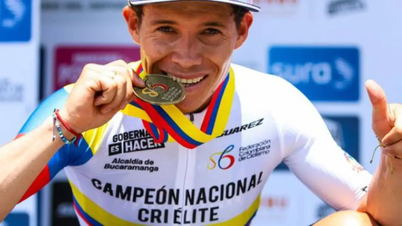 Superman L&oacute;pez celebrando uno de sus numerosos t&iacute;tulos. / @supermanlopezn
