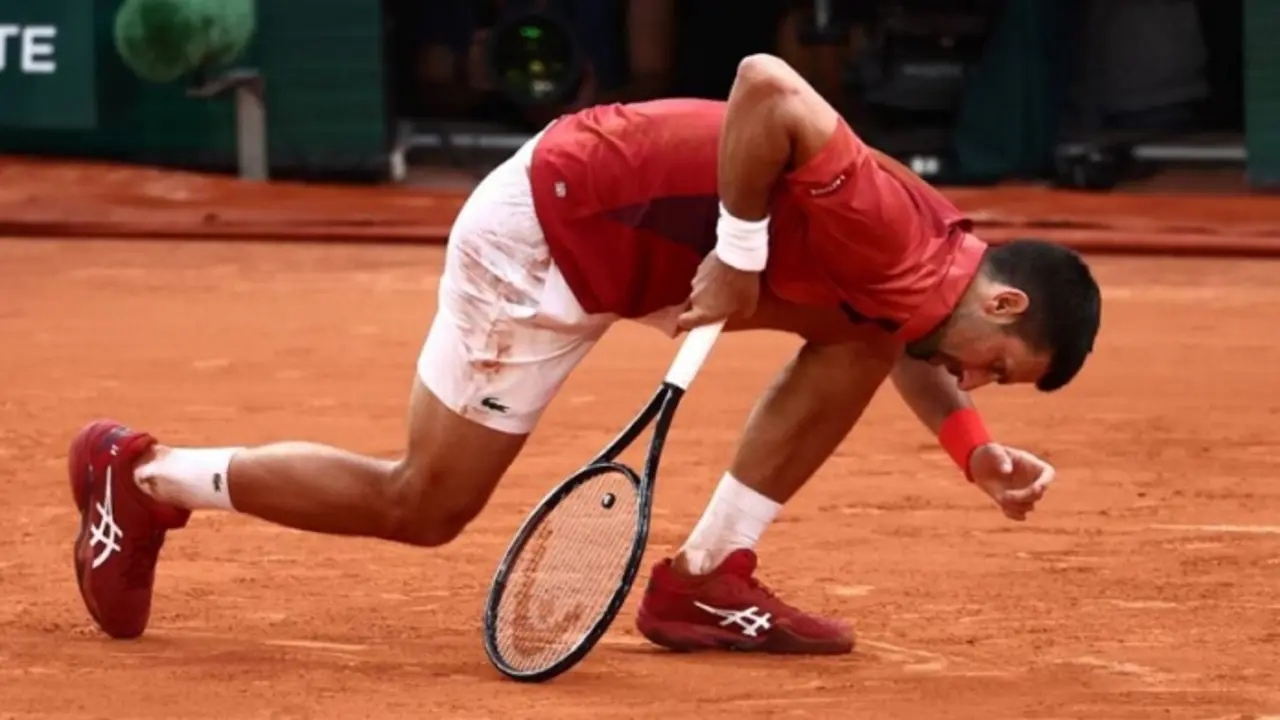 Novak Djokovic con evidente molestia en su rodilla / ATPtour