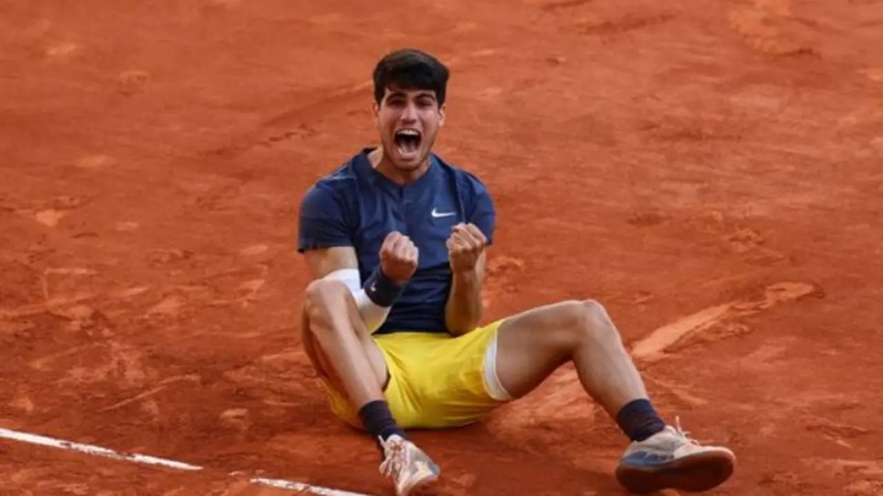 Carlos Alcaraz, buscar&aacute; cerrar el a&ntilde;o como el n&uacute;mero 1. /   @rolandgarros