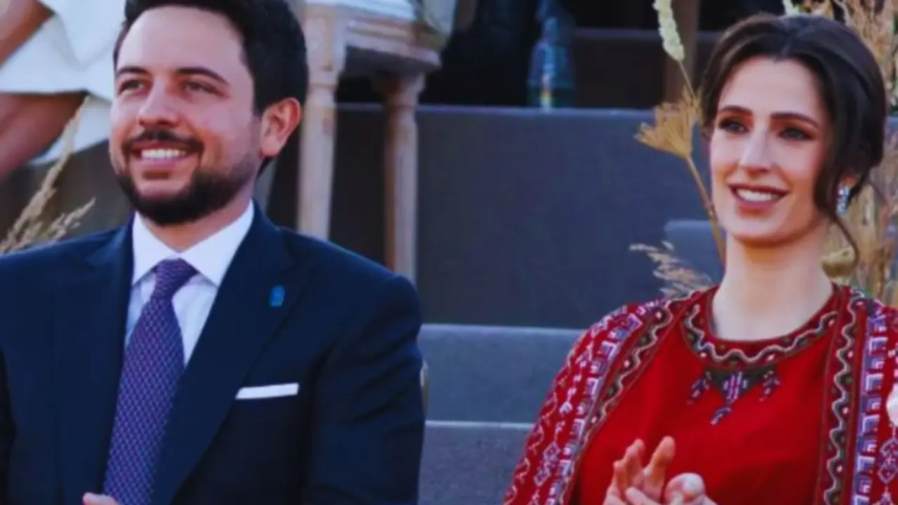 Hussein, pr&iacute;ncipe heredero de Jordania; junto a su esposa, la princesa Rajwa de Jordania. / @royal.obsessed.
