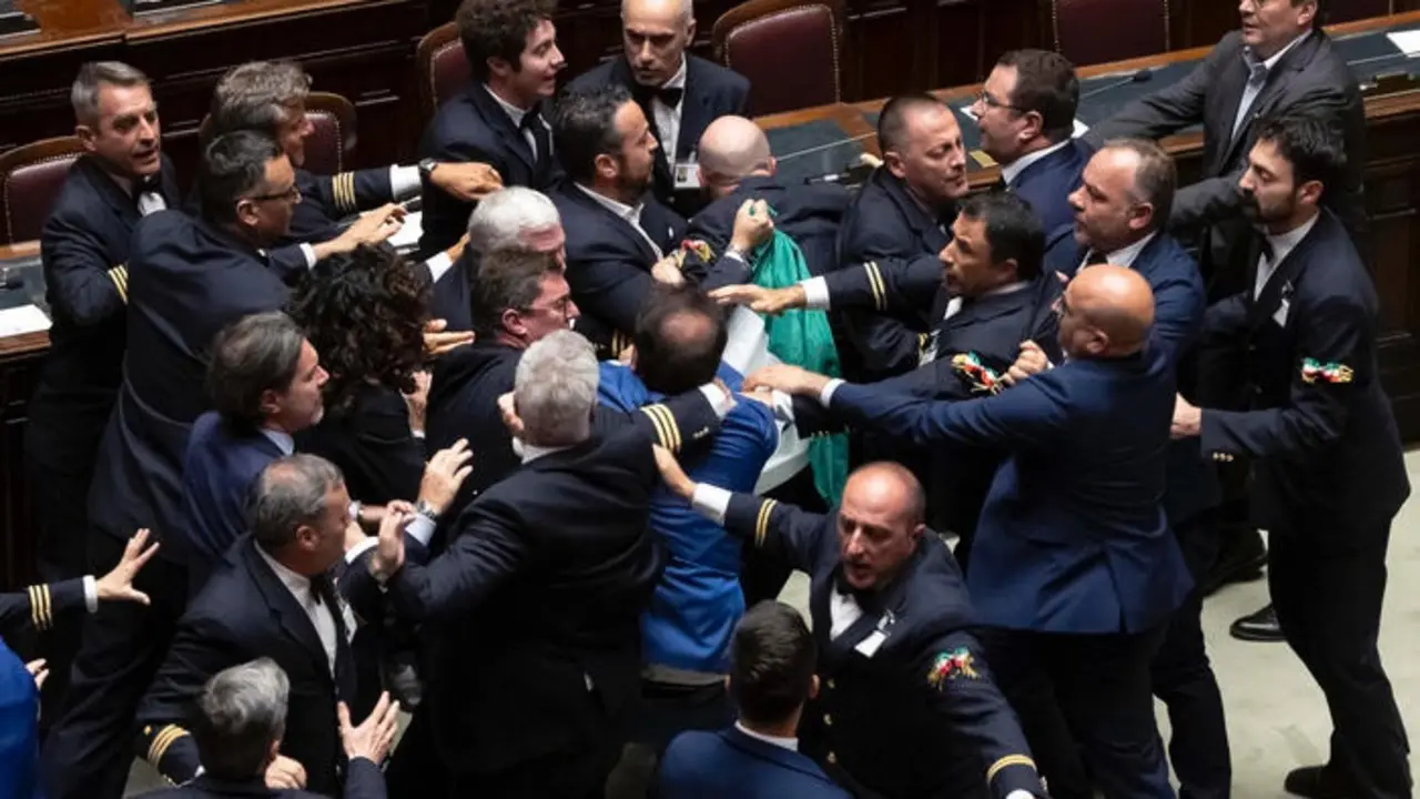 Trifulca en la C&aacute;mara de Diputados de Italia. / RR.SS