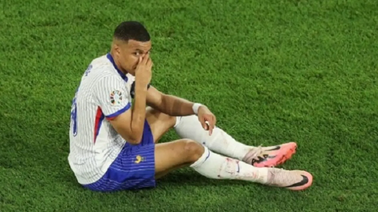Mbapp&eacute; fue blanco de memes tras romperse la nariz durante el duelo Francia-Austria de la Euro. / RR SS