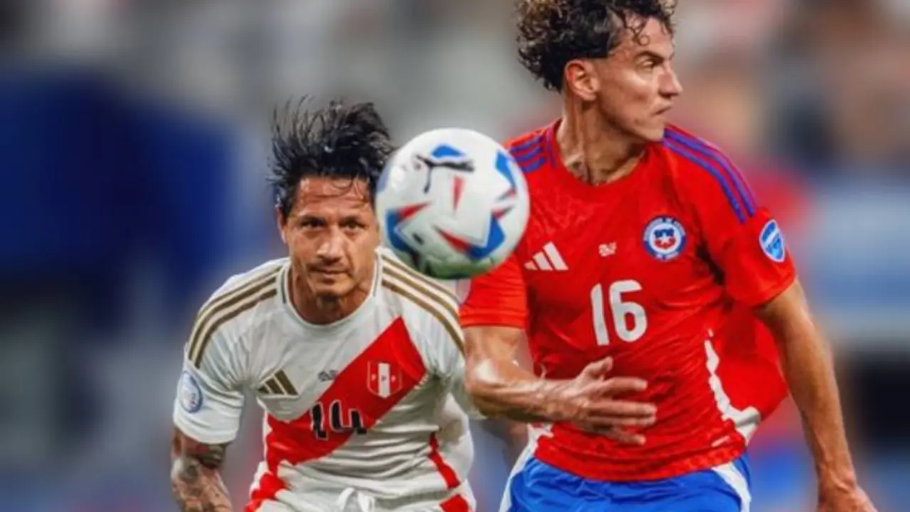 El delantero Gianluca Lapadula  (Per&uacute;)  y el zaguero Igor Lichnovsky (Chile) disputando un bal&oacute;n durante el partido. / @CopaAmerica